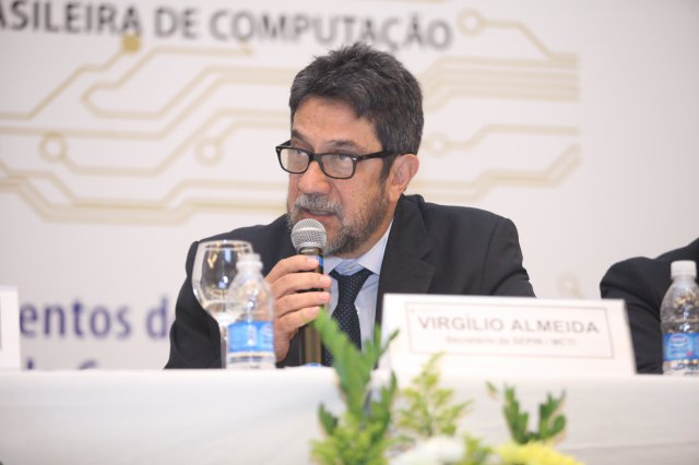 Professor Virgílio de Almeida agradece o Prêmio SBC de Mérito Científico entregue durante o CSBC2014 (Foto de Eduardo Tadeu)